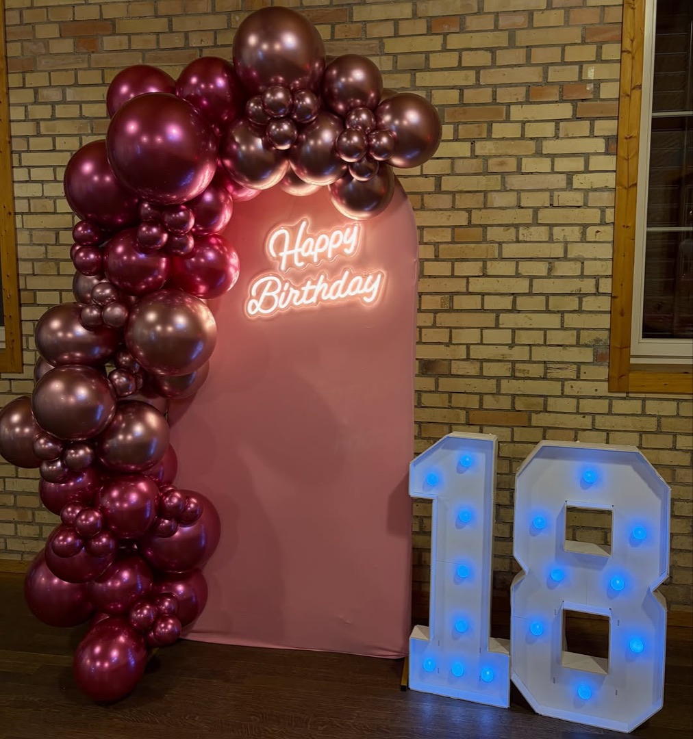 Ballons in Bordeaux und Rosa mit Leuchtzahl 18