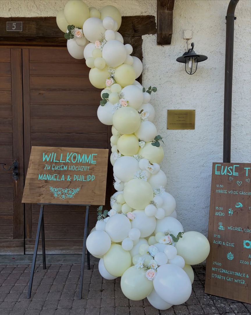 Ballongirlande in Creme am Eingang einer Hochzeit