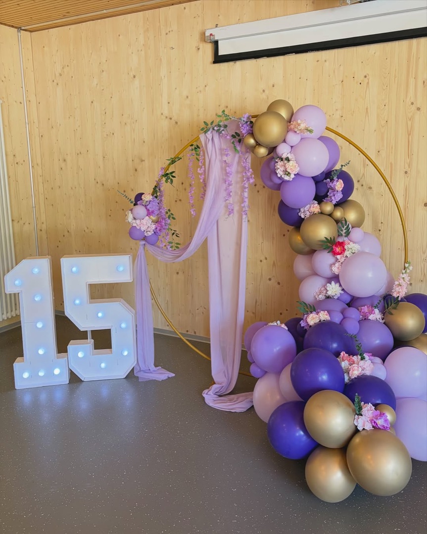 Ballonbogen in Lila und Flieder mit Leuchtzahl 15