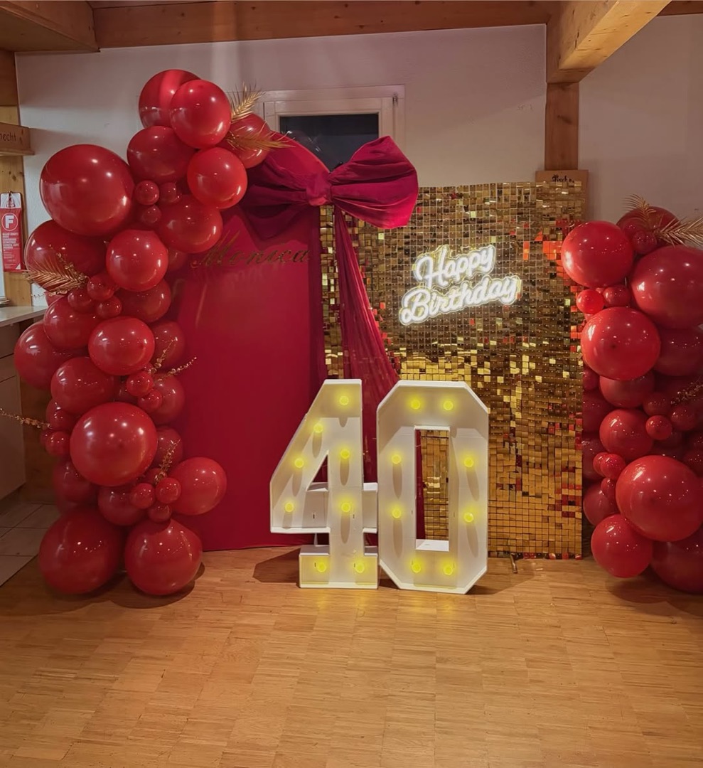 Ballonwand in Rot und Gold mit Leuchtzahl 40
