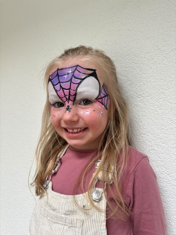 Mädchen mit Spiderman-Schminke