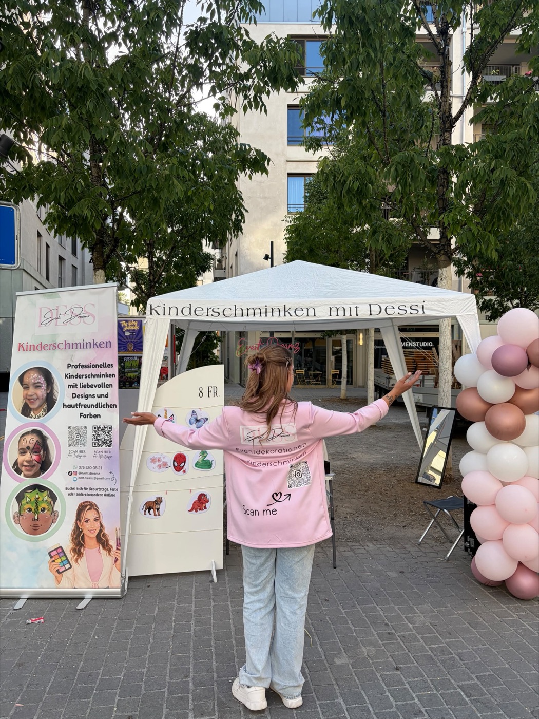 Dessire vor ihrem Zelt «Kinderschminken mit Dessi» an einem Markt
